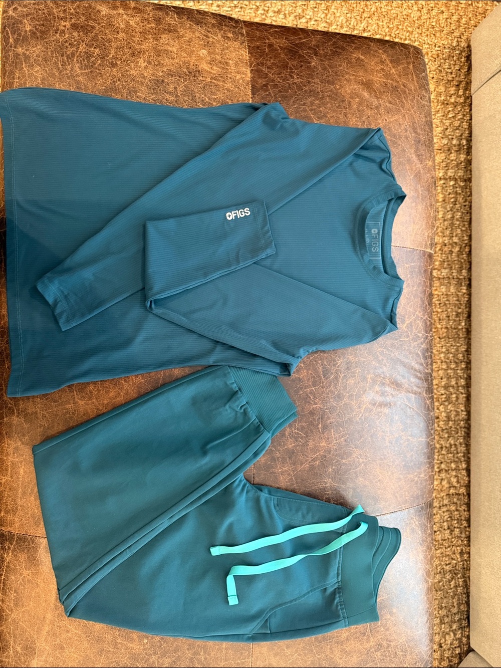 Women’s Figs Caribbean blue Long Sleeve Scrub Set with jogger pants (READ below)